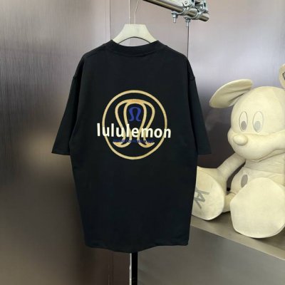 Lulu 春夏限定款，定制织梦雅韵罗纹棉 质感细腻 舒适贴肤 以纯黑之色 诠释着优雅 标志性地标识跃然衣上 低调却醒目 彰显独特身份与魅力 凸显肩部线条 感受由