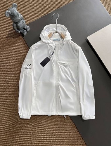 pins Prada 经典款机能休闲外套拉链防水设计、普拉达防晒面料和谐又时尚没有违和感、亚太地区订单台湾外贸公司原单货产地意大利、材质精致细腻似乎是普拉达专利