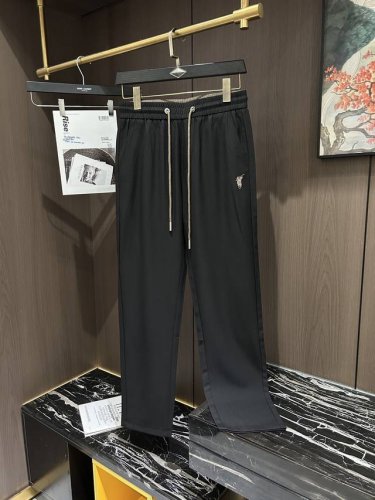 保罗2025春夏最新系列男士休闲裤！柔软细腻，手感绝佳！品牌格调一览无余！极简主义设计，没有多余浮夸的元素来宣兵夺主，细节做工精细，五金配件原版定制，厚薄程度也