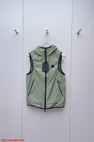 L508 Momoncler连帽反光印花马甲，采用20D超轻尼龙面料制成，经防污防水抗撕裂复合工艺处理，表面呈现独特的丝绸光泽触感，搭配尼龙衬里，形成0.7Kg