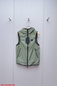 L508 Momoncler连帽反光印花马甲，采用20D超轻尼龙面料制成，经防污防水抗撕裂复合工艺处理，表面呈现独特的丝绸光泽触感，搭配尼龙衬里，形成0.7Kg