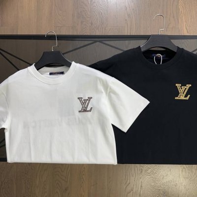 lv 路易威登 2025春夏新款刺绣Logo字母短袖T恤 胸前描边绣当季新设计Lv字样，后背品牌专属四角星图案精密刺绣，极简主义用到极致。取用280高克重水洗纯