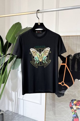 lv 2025Ss蛇年贺岁款春夏精品短袖T恤 官网同步 高端品质 定制顶级双丝光棉面料，顶级大厂1:1制作，时尚大牌重工艺Logo设计，手感柔软细腻 穿着亲肤舒