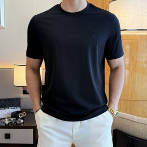 普拉达 2025Ss蛇年贺岁款春夏精品短袖T恤 官网同步 高端品质 定制顶级丝光棉面料 顶级大厂1:1制作 时尚大牌重工艺Logo设计 手感柔软细腻 穿着亲肤舒