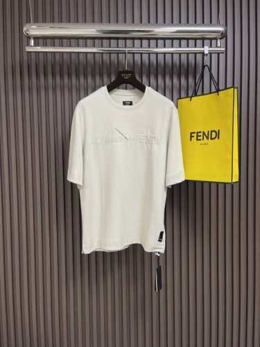 Fendi 立体3D刺绣短袖T恤，采用320克精梳空气层双面面料 正面呈现同色3D效果 胸前采用进口机立体绣 字母清晰且线条感十足 胸前流须均由人工一件一件缝制