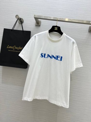 sunnei 春夏新款 字母刺绣T恤 宽松版型 男女同款 慵懒时髦 高品质现货首发Size：S M L S肩宽：47，胸围：110，衣长：64