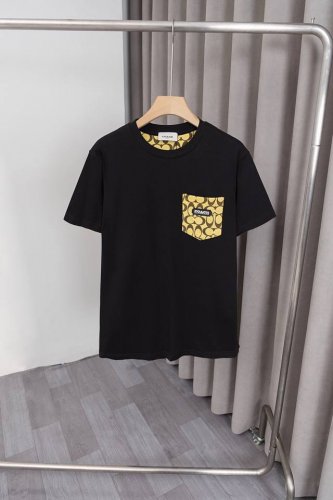 x025 Coach驰25Ss新款T恤，老花系列拼接款+左胸口袋设计，高度定制260克双纱纯棉面料，面料柔软 时尚百搭 男女同款 颜色：单色。尺码：M～3Xl.