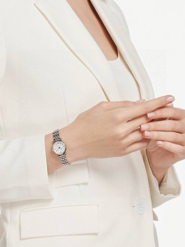 阿玛尼女表银色 Emporioarmani 经典时尚休闲石英女表，满钻设计 在不同角度不同光线下会呈现出不同色彩，优雅璀璨水钻搭配，低调奢美，气质不凡，流畅表身