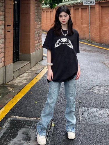 上新！Balenciaga巴黎世家新款短袖T恤，把经典玩出不同，打破单一设计再创造，增多点趣味性！男女同款入，厚实有质感，透气且吸汗，喜欢就盘她！ 尺码：S-3