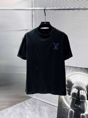 路易威登 Lv 2025新款 圆领 短袖 T恤 ，高端版本！专柜定制面料 透气舒适度高，细节无可挑剔，品牌元素设计理念，体现高品质。手感细腻柔软！呈现休闲裁剪，