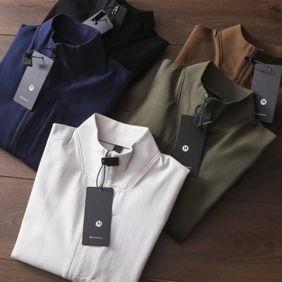 严选好货！lululemon新款男士立领夹克外套！经典时尚款，客供轻量级针织面料，舒适透气，质感非常好！立体裁剪版型，胸前口袋设计，后腰小标logo刺绣，精致饱