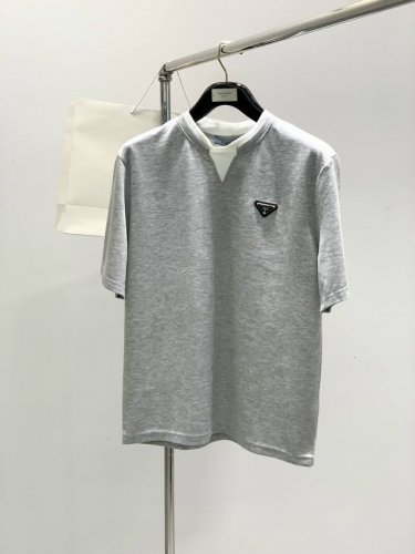 prada 普拉达，2025夏季最新品，专柜同步有售，时尚休闲圆领短袖T恤，进口原版面料，做工极为复杂，唯一可以做代购级别的渠道狠货，顶级印花工艺字母图案Log