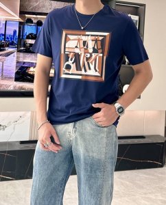 爱*仕 2025春夏最新抽象骏马印花男士圆领T恤衫 胸前极具代表性的抽象骏马图案 采用进口机数码印花工艺 全棉数码直喷技术 真正做到高保真清晰度 在视觉上呈现出