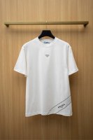 p180 2025Pd最新款T恤 胸前经典三角标Logo 衣角处字母斜印设计 顶级纯棉面料 正常版型 白色 尺码：S~Xxl