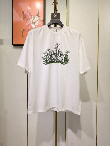 Burberry 巴宝莉,新品短袖 采用进口原版面料 胸口顶级新工艺Logo图案 手感柔软细腻 不易变型 上身时尚帅气 档次极高 宽松版 三色可选 码数 S一3