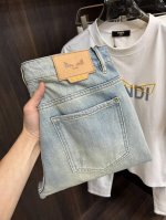 Fendi 独家专供新款芬迪潮男时尚休闲牛仔裤，高端欧版原单裤子，潮流时尚休闲裤子 透气舒适度高，细节无可挑剔，品牌元素设计理念，体现高品质。呈现休闲裁剪，上身