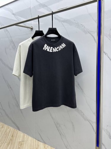 Balenciaga 巴黎世家 2025Fw春夏新品圆领打底外穿T恤，立体感Logo微廓形半袖260克活性纯棉打底T恤，棉，手感面糯有骨感，柔而有韧性。工艺处理