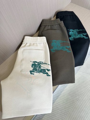 burberry巴宝莉 25Ss春夏新品，新季风潮来袭！战马控必入的英伦腔调短裤 面料控尖叫！轻盈280克高克重空气棉质上身秒变“人间云朵”，透气性满分！无论是