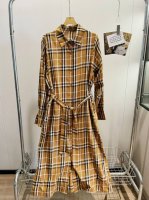 品名： 刺绣格子慵懒轻奢富婆衬衫长裙 尺码：M.L 颜色：格子 老钱风的华贵感，还是被拿捏了 这条裙子，绝对是早春里的卷王款。这一条裙子真的还挺脱颖而出，上身显