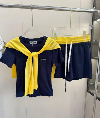 品名：Mium*U千金风藏蓝色短袖撞色抽绳短裤披肩三件套 尺码：S.M 颜色：藏蓝色 学院风减龄神器，藏蓝短袖让你秒变学姐，立体剪裁让胸部线条自然流畅。藏蓝自带