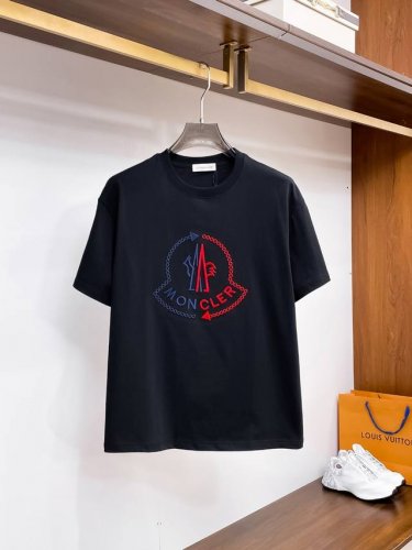 蒙口 夏季新品，全新刺绣工艺，高定面料 玉蚕丝般的丝滑 时尚经典圆领短袖时尚单品设计，更加时尚舒适，高标准定制，上身非常有型，客供辅料，客供进口高档面料质感非常