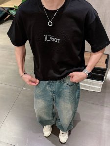 迪奥夏季新品 全新高组波工艺 高定面料 玉蚕丝般的丝滑 时尚经典圆领短袖时尚单品设计 更加时尚舒适 高标准定制 上身非常有型 客供辅料 客供进口高档面料质感非常
