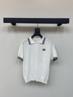 Celin*25春夏新款条纹领边针织短袖！定制羊毛针织材质 细腻柔软 弹力十足 精致翻领短袖版型 半开襟领设计 袖口和领边条纹相呼应 细节满分 大身规整排列的镂