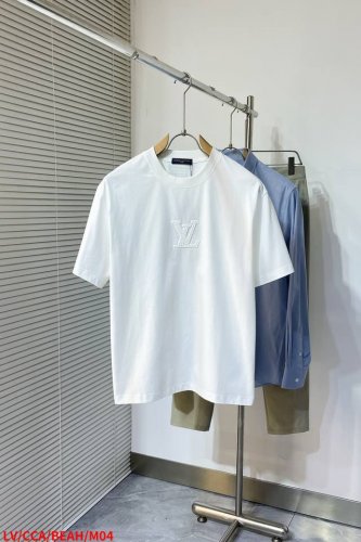 m04 Lv路易威登 纯棉最新面料经典标识图案Logo时尚简约潮流短袖，最顶级的品质原单短袖，顶级制作工艺进口面料，款独特设计，采用进口高端订制面料。官网在售！