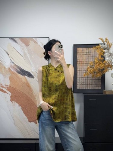 上衣 100%哑光人丝香云纱小羊上衣 黄底撞色深邃花纹如艺术画 改良中式立领提升气韵 微阔版型适配多身形 日常穿搭秒变秀场级时装单品