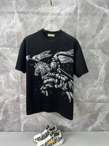 Burberry巴宝莉 2025Ss春夏高品质情侣款短袖T恤 甄选280克高克重纯棉面料 工艺品级别 辅料顶真 车线做工符合精品要求 超级好搭配 落肩款 品质及