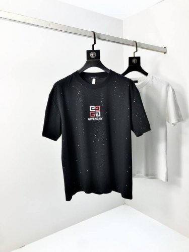 纪梵希。2025春夏新品时尚圆领短袖高级定制百搭款式！更有实用感 任何人都可以轻松驾驭 采用莫代尔氨纶面料制作，奢华经典品牌Logo设计，H非常显档次懂货的必须