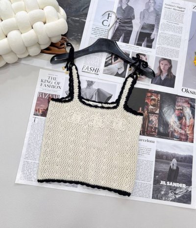 Celine25Ss早春新款镂空钩花针织吊带背心丨独家Yb开发 高版出品 定制亚麻羊毛纱线 质感舒适以镂空感的钩花元素作为设计亮点 胸前凯旋门细节更是为简易穿搭
