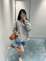 Miumi*25Ss春夏新款 字母刺绣立领拉链外套。原版开发！高版出品！这件灰色的外套上身真的挺舒服的，下摆抽绳可以缩紧防风，户外穿或者通勤都很百搭。休闲系列，