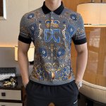Dg- 2025Ss蛇年春夏新款polo领短袖系列。精选优质双丝光珠地棉面料，时尚大牌5D数码印花Logo设计，上身版型超赞，面料细腻舒适透气，随意搭配都超级好