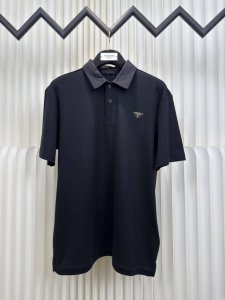 普拉达prada 丝光双面手缝五金标polo衫 采用40支双面丝光棉棉 该款面料采用长纱精棉定织成而 双股缠绕织法使衣服上身版型更为高端 克重为220克 皮标电