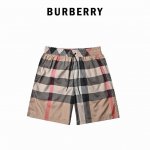 burberry 巴宝莉 经典大格子沙滩短裤 这款短裤采用薄款设计 无需担心闷热或出汗 轻盈自然 经典的格子图案在阳光下更显出夏日感 使您瞬间成为海滩的焦点 后