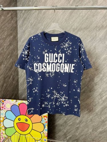 款号 G80 古驰雪花满印字母圆领短袖 gucci官网Zp同步新款T恤 面料采用32支双纱280克高克重纯棉面料 同缸定织定染原版同色螺纹 进口机器白墨直喷印花