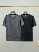 迪桑特Descente户外速干短袖定制面料，耐磨抗撕裂，日常穿、户外跑跳剐蹭都不怕。四针六线工艺，质感满满，穿起来舒服不勒。重点是吸湿排汗一绝，健身跑步暴汗后也