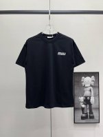 miumiu 缪缪 25Ss 压胶字母Logo短袖T恤 面料采用高克重280G重精梳棉，定制1:1螺纹，专柜级别精致车线，做工精细，面料舒适亲肤无异感，定制定染