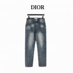 Dior 迪奥后袋树人刺绣牛仔长裤 今年为止做的最牛逼的牛仔裤，重度水洗工艺，暗藏玄机的细节非常多，这次主推的裤子无论是版型还是上身都太完美，比伯以及欧阳娜娜等