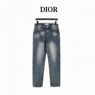 Dior 迪奥后袋树人刺绣牛仔长裤 今年为止做的最牛逼的牛仔裤，重度水洗工艺，暗藏玄机的细节非常多，这次主推的裤子无论是版型还是上身都太完美，比伯以及欧阳娜娜等
