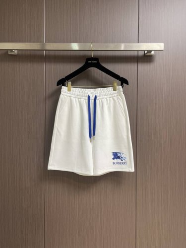burberry 2025Ss 幻影战马印花短裤 极简廓形 高腰剪裁搭配利落裤线 既修饰腿型又自带松弛感 内置松紧腰头 撞色裤绳 经典的蓝马点缀 若隐若现呼应品