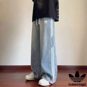 上新 Adidas 阿迪达斯&Balenciage 巴黎世家联名拼接牛仔裤， 男女同款 海外限量款纯色工装牛仔裤，25Aw巴黎世家最新款，简约大方日常通勤首选，