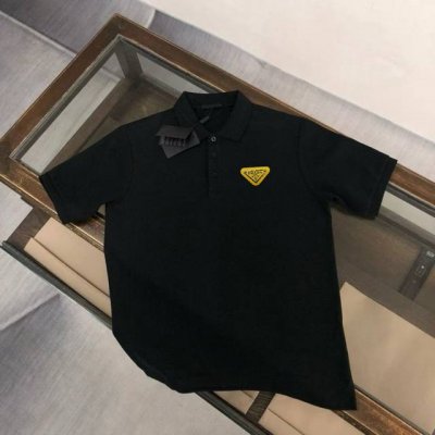 普拉达 夏季新款T恤翻领短袖polo衫 专柜定制面料 透气舒适度高 细节无可挑剔 品牌元素设计理念 体现高品质 手感细腻柔软 呈现休闲裁剪 上身版型超赞 三标齐