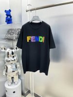 fen *芬迪 2025夏季新款彩色字母刺绣Logo短袖Tee 专柜同步有售，原单狠货，时尚 进口原版科技面料，上身舒适透气，原版定制五金辅料，上身帅气有型，三