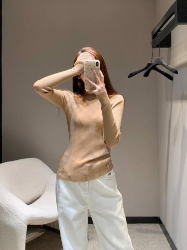 Miumi* 25Ss春夏新款 微标Logo套头长袖针织衫丨独家Yb开发！高版出品！竖条纹超显瘦，胸前Logo提花点缀，单穿或打底都很合适。定纺的超细腻山羊绒混