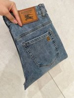 Bbr＊ 2025夏季新款。春夏新款牛仔裤，采用优质牛仔面料制成，面料含有92%棉加上6.4%涤，还有1.6%氨纶。如此高含量的棉加上氨纶面料的融入，使其裤身手