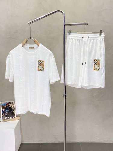 burberry巴宝莉独家专供春夏新款专柜同款套装，透气舒适休闲！高级感满满！细节精致高档，做工无可挑剔！原版高端面料很显高级！面料柔软细腻舒适 吸湿速干透气，
