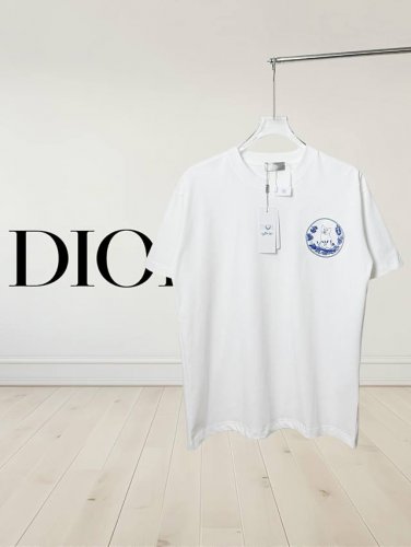 高版本] Dior 迪奥联名猫咪刺绣短袖T恤采用定制水洗棉面料，克重280G，32支双纱精梳纯棉面料。前后幅采用高密刺绣工艺，叠加立体绒感猫咪轮廓，四线密边+双