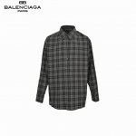 Balenciaga 巴黎世家 24Ss 绿格子衬衫 复古感很强的气质绿，抬肤色的同时又很显腔调，偏宽松廓形版型，背后巴黎世家Logo标志，采用独特的石洗工艺